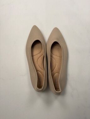 Old Navy Beige Pointed Flats Comfortable Casual - Women 8